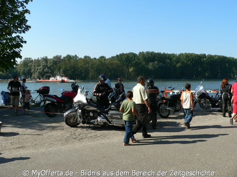 Rheinfähre in Leopoldshafen im Baden-Land