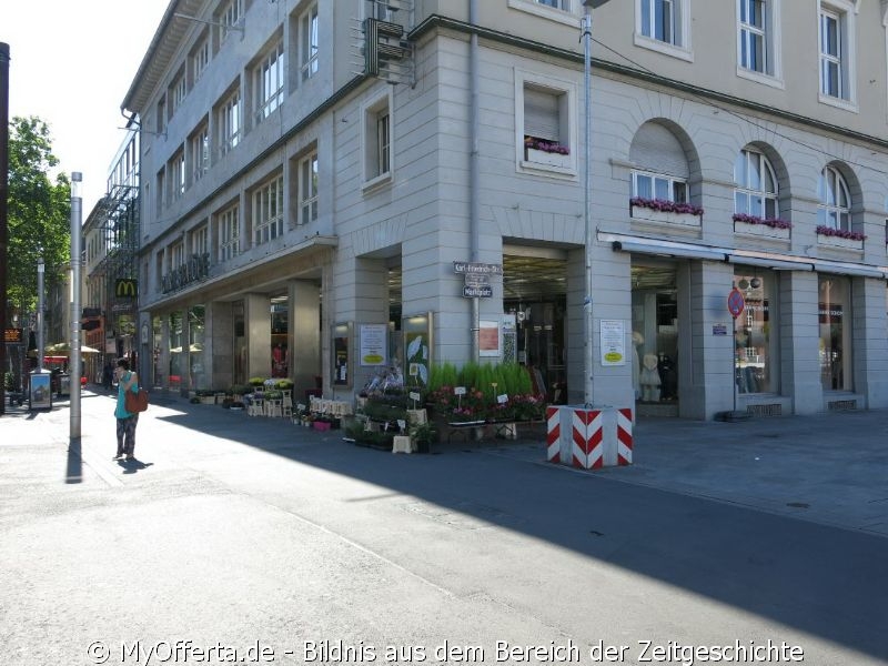 Bald in neuem Design nach dem Umbau der Marktplatz in Karlsruhe. Dokumentiert im Juni 2020.