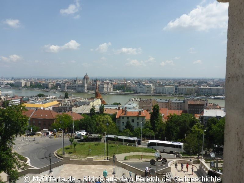 Am hügeligen Westufer der Donau liegt das ehrwürdige Buda.