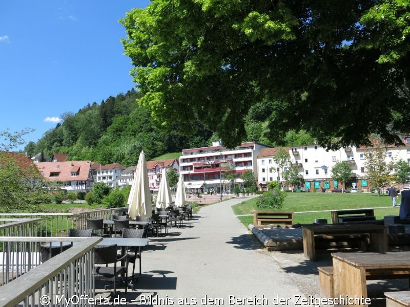 Das Schwarzwaldstädtchen Bad Herrenalb im idyllischen Albtal