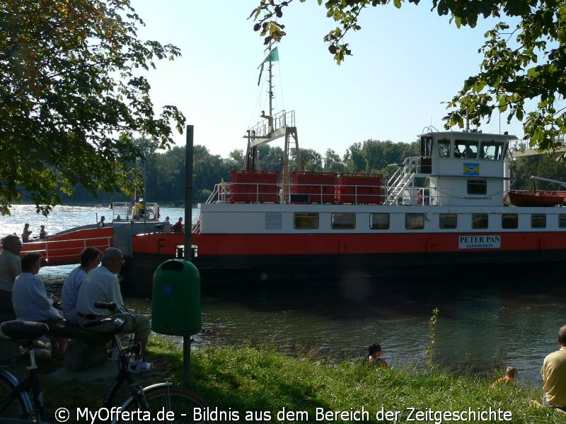 Rheinfähre in Leopoldshafen im Baden-Land