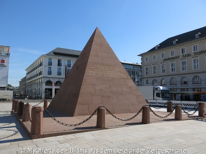 Bald in neuem Design nach dem Umbau der Marktplatz in Karlsruhe. Dokumentiert im Juni 2020.