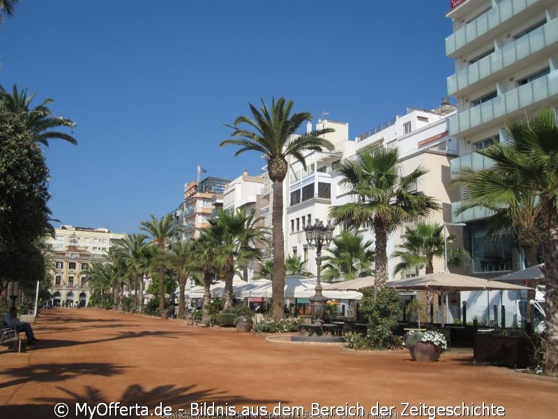 Ein langer Tag wacht in Lloret de Mar auf, wir besuchen diese Stadt jedes Jahr.