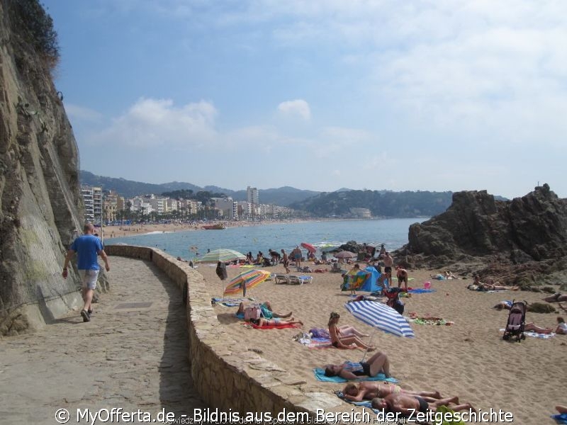 Ein langer Tag wacht in Lloret de Mar auf, wir besuchen diese Stadt jedes Jahr.