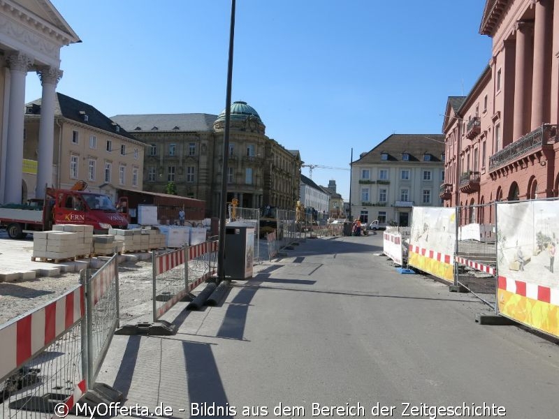 Bald in neuem Design nach dem Umbau der Marktplatz in Karlsruhe. Dokumentiert im Juni 2020.