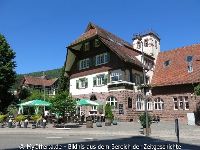 Das Schwarzwaldstädtchen Bad Herrenalb im idyllischen Albtal