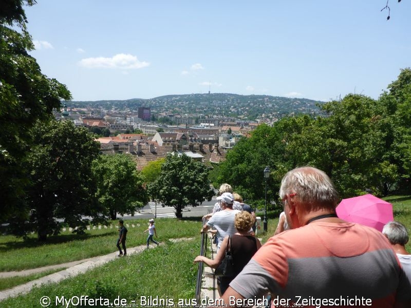 Am hügeligen Westufer der Donau liegt das ehrwürdige Buda.