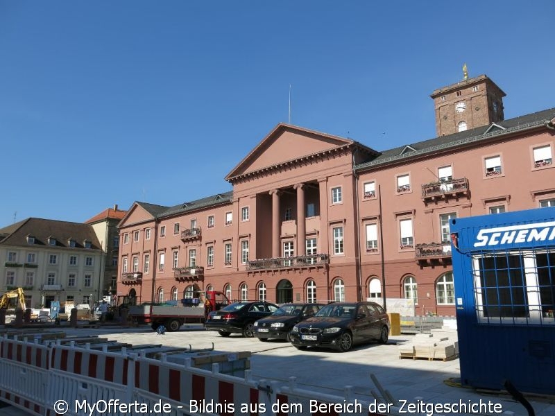 Bald in neuem Design nach dem Umbau der Marktplatz in Karlsruhe. Dokumentiert im Juni 2020.