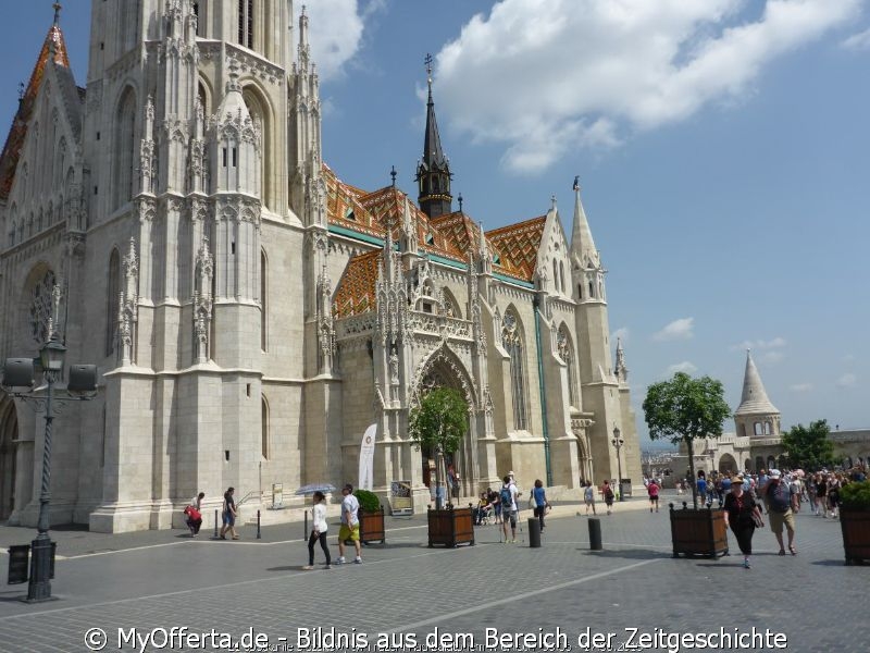 Am hügeligen Westufer der Donau liegt das ehrwürdige Buda.