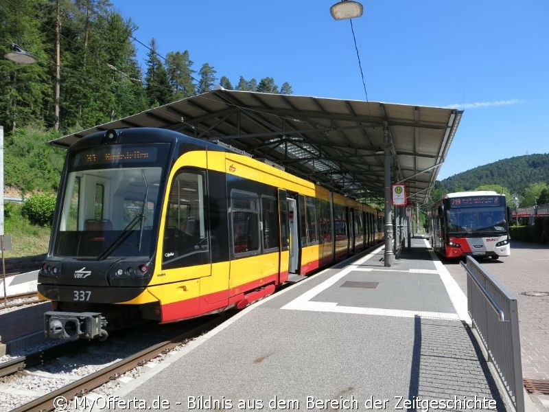 Das Schwarzwaldstädtchen Bad Herrenalb im idyllischen Albtal