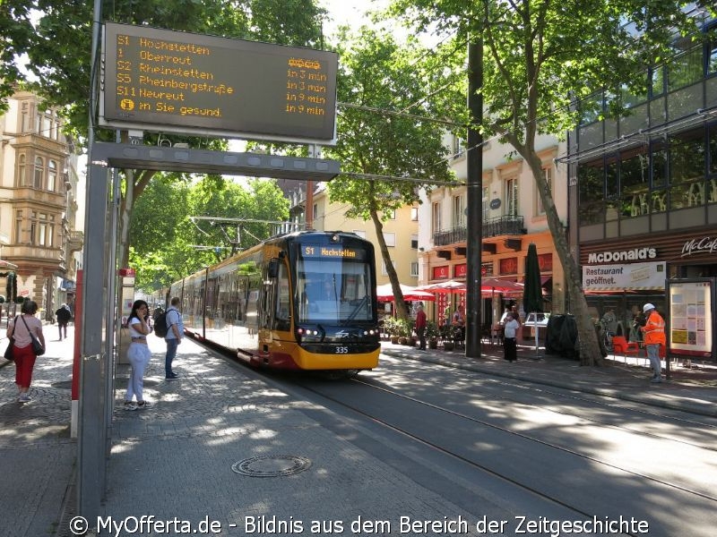 Bald in neuem Design nach dem Umbau der Marktplatz in Karlsruhe. Dokumentiert im Juni 2020.