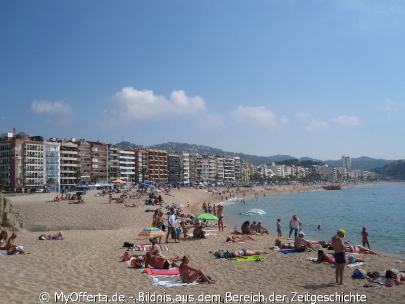 Ein langer Tag wacht in Lloret de Mar auf, wir besuchen diese Stadt jedes Jahr.