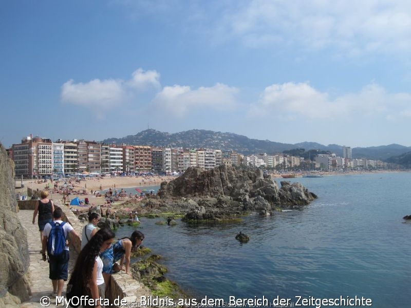 Ein langer Tag wacht in Lloret de Mar auf, wir besuchen diese Stadt jedes Jahr.