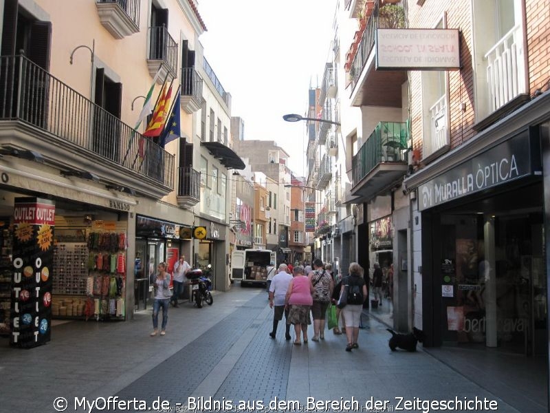 Ein langer Tag wacht in Lloret de Mar auf, wir besuchen diese Stadt jedes Jahr.