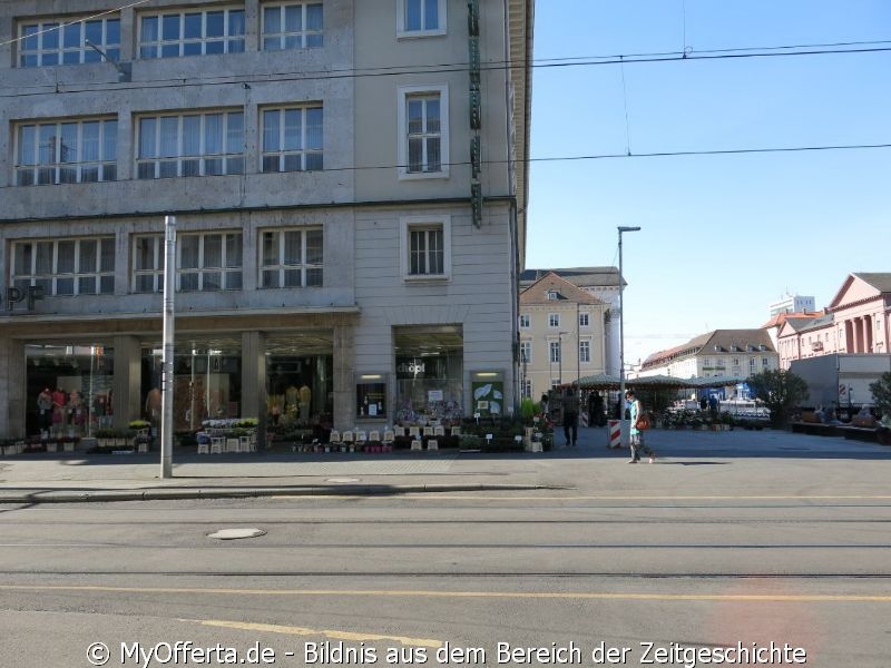 Bald in neuem Design nach dem Umbau der Marktplatz in Karlsruhe. Dokumentiert im Juni 2020.