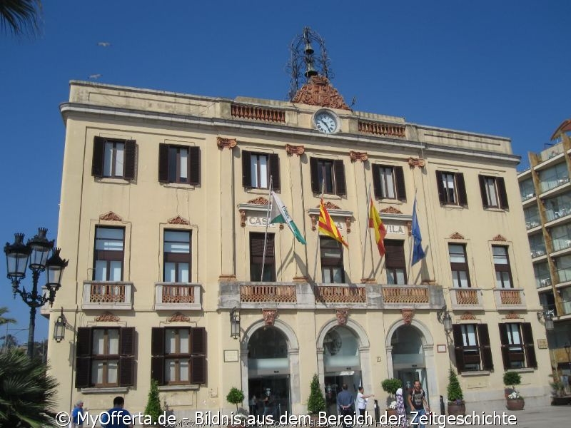 Ein langer Tag wacht in Lloret de Mar auf, wir besuchen diese Stadt jedes Jahr.