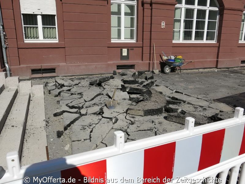 Bald in neuem Design nach dem Umbau der Marktplatz in Karlsruhe. Dokumentiert im Juni 2020.