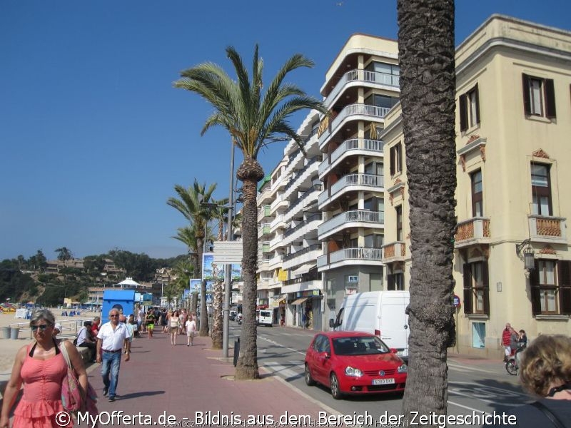 Ein langer Tag wacht in Lloret de Mar auf, wir besuchen diese Stadt jedes Jahr.