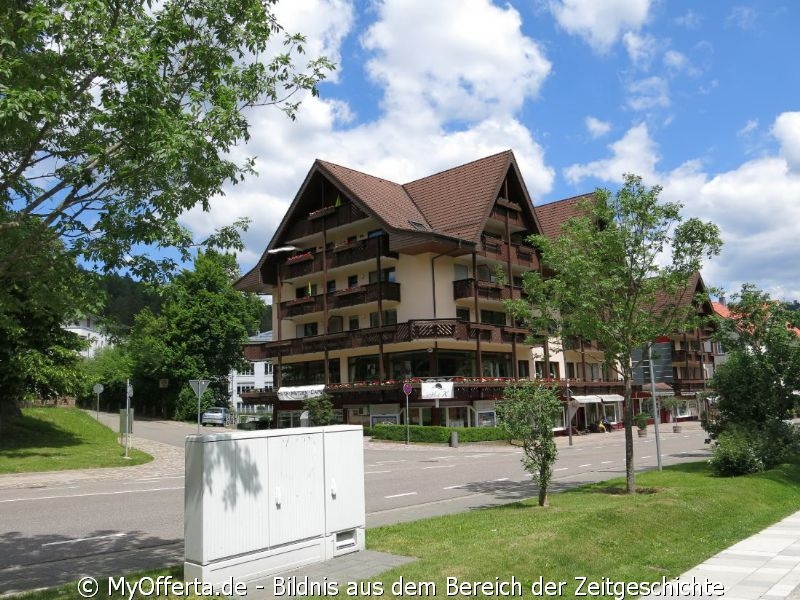 Das Schwarzwaldstädtchen Bad Herrenalb im idyllischen Albtal