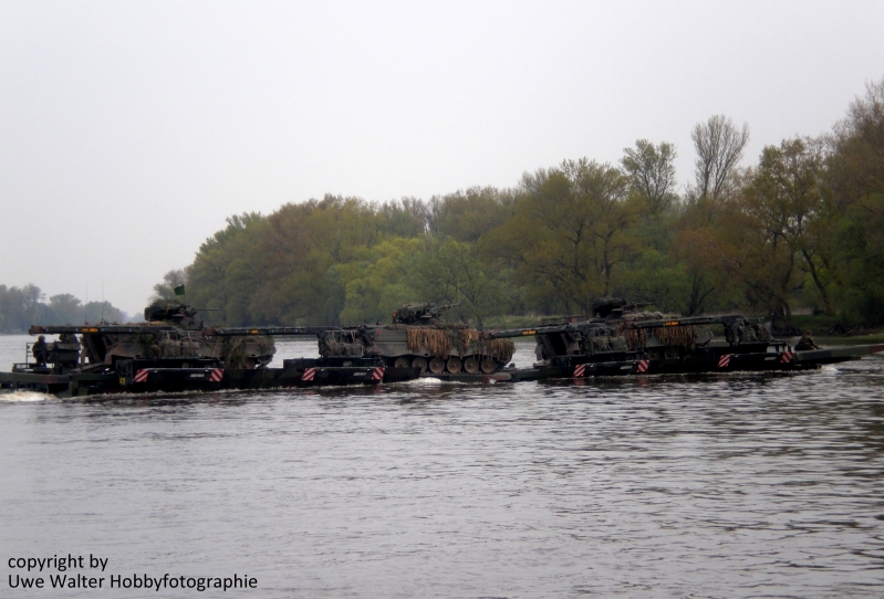 Teile eines Gefechtsverbandes beim Gewässerübergang an der Elbe