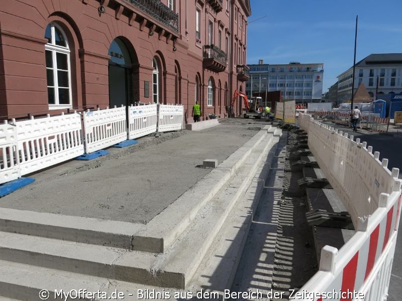 Bald in neuem Design nach dem Umbau der Marktplatz in Karlsruhe. Dokumentiert im Juni 2020.