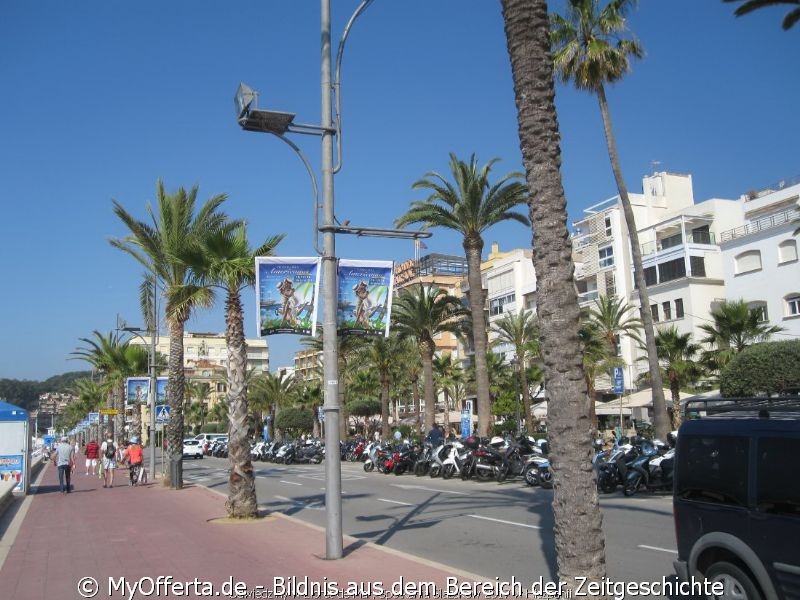 Ein langer Tag wacht in Lloret de Mar auf, wir besuchen diese Stadt jedes Jahr.