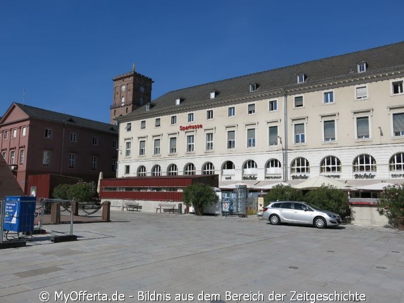 Bald in neuem Design nach dem Umbau der Marktplatz in Karlsruhe. Dokumentiert im Juni 2020.