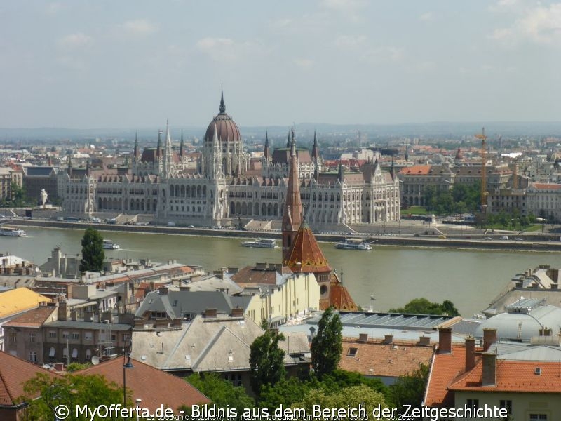 Am hügeligen Westufer der Donau liegt das ehrwürdige Buda.