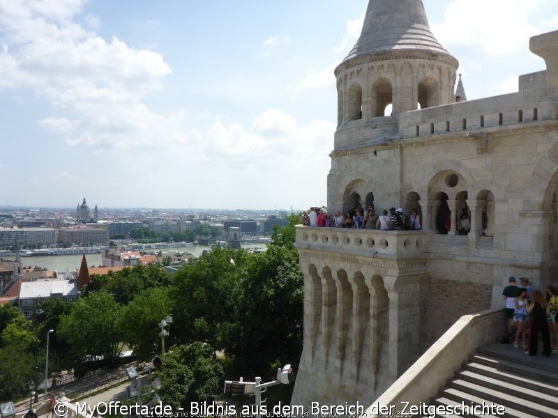 Am hügeligen Westufer der Donau liegt das ehrwürdige Buda.