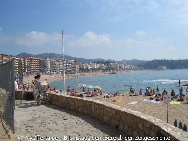 Ein langer Tag wacht in Lloret de Mar auf, wir besuchen diese Stadt jedes Jahr.