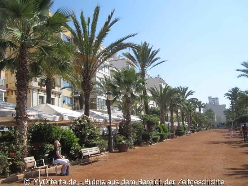 Ein langer Tag wacht in Lloret de Mar auf, wir besuchen diese Stadt jedes Jahr.