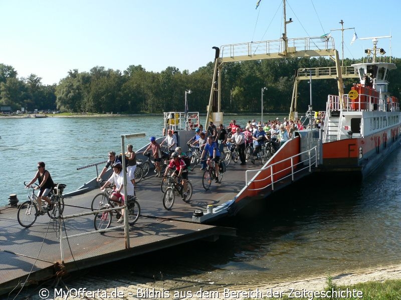 Rheinfähre in Leopoldshafen im Baden-Land