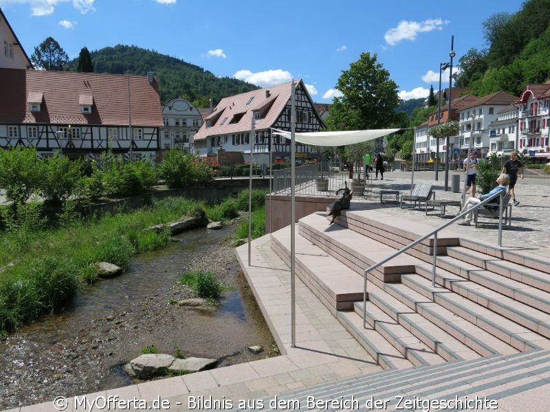 Das Schwarzwaldstädtchen Bad Herrenalb im idyllischen Albtal