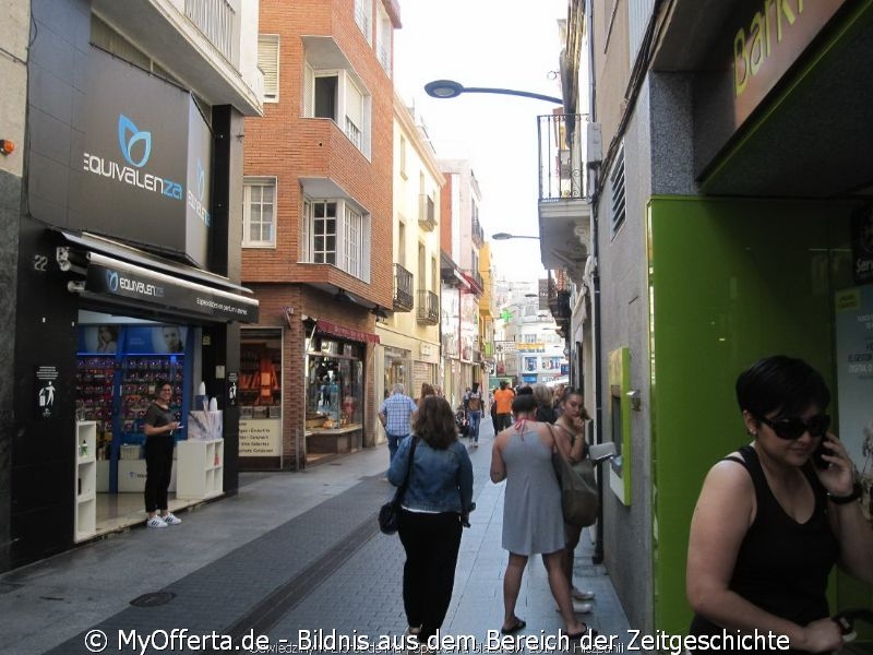 Ein langer Tag wacht in Lloret de Mar auf, wir besuchen diese Stadt jedes Jahr.