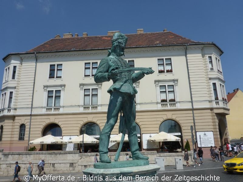 Am hügeligen Westufer der Donau liegt das ehrwürdige Buda.