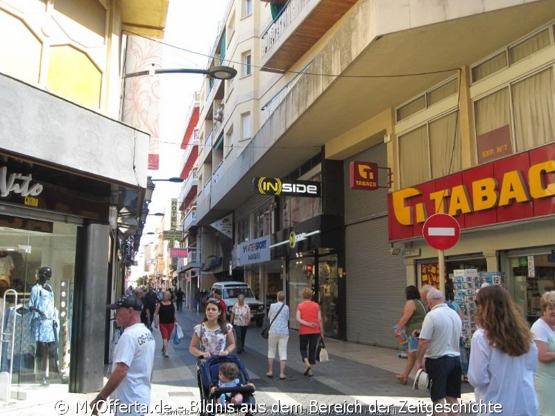 Ein langer Tag wacht in Lloret de Mar auf, wir besuchen diese Stadt jedes Jahr.