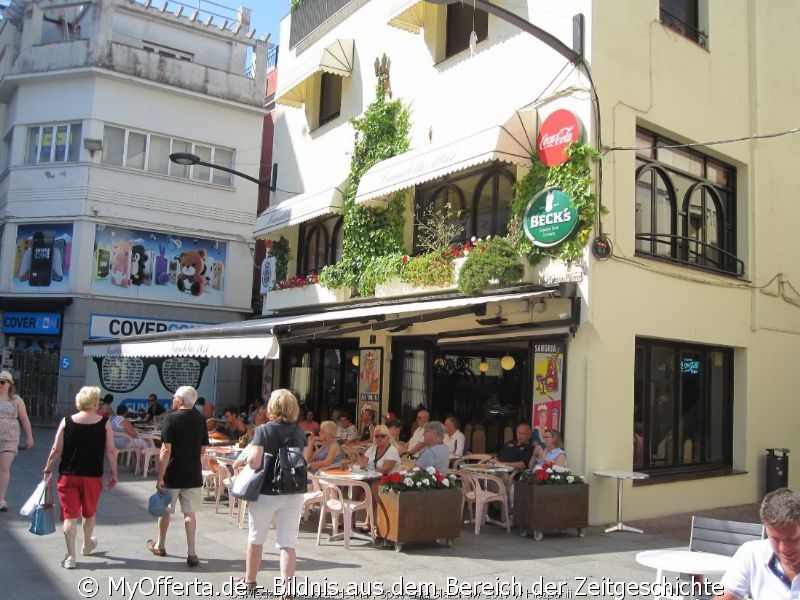 Ein langer Tag wacht in Lloret de Mar auf, wir besuchen diese Stadt jedes Jahr.