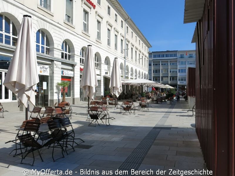 Bald in neuem Design nach dem Umbau der Marktplatz in Karlsruhe. Dokumentiert im Juni 2020.