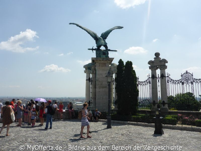 Am hügeligen Westufer der Donau liegt das ehrwürdige Buda.