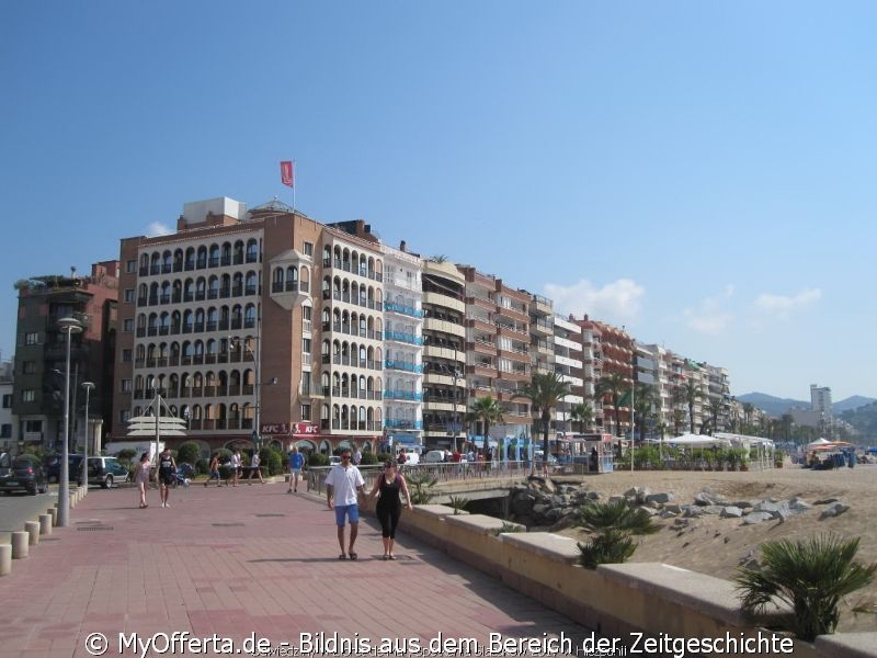 Ein langer Tag wacht in Lloret de Mar auf, wir besuchen diese Stadt jedes Jahr.