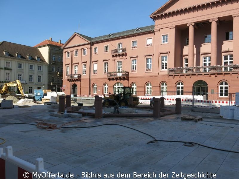 Bald in neuem Design nach dem Umbau der Marktplatz in Karlsruhe. Dokumentiert im Juni 2020.