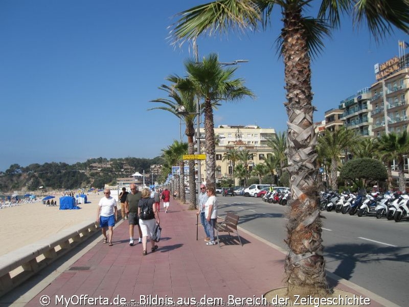 Ein langer Tag wacht in Lloret de Mar auf, wir besuchen diese Stadt jedes Jahr.