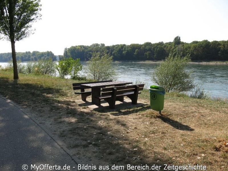 Insel Rott und der Rhein im Westen Deutschlands am 22.09.2020