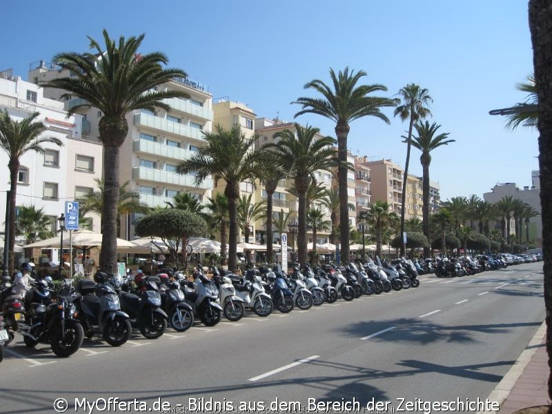 Ein langer Tag wacht in Lloret de Mar auf, wir besuchen diese Stadt jedes Jahr.