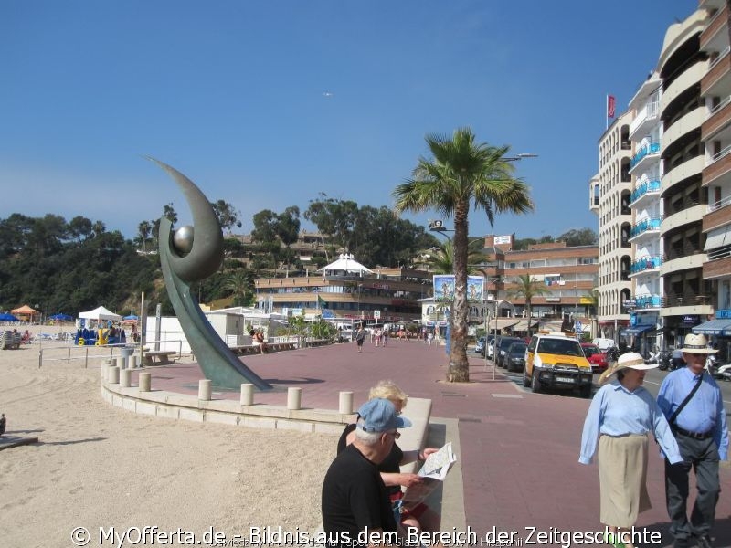 Ein langer Tag wacht in Lloret de Mar auf, wir besuchen diese Stadt jedes Jahr.